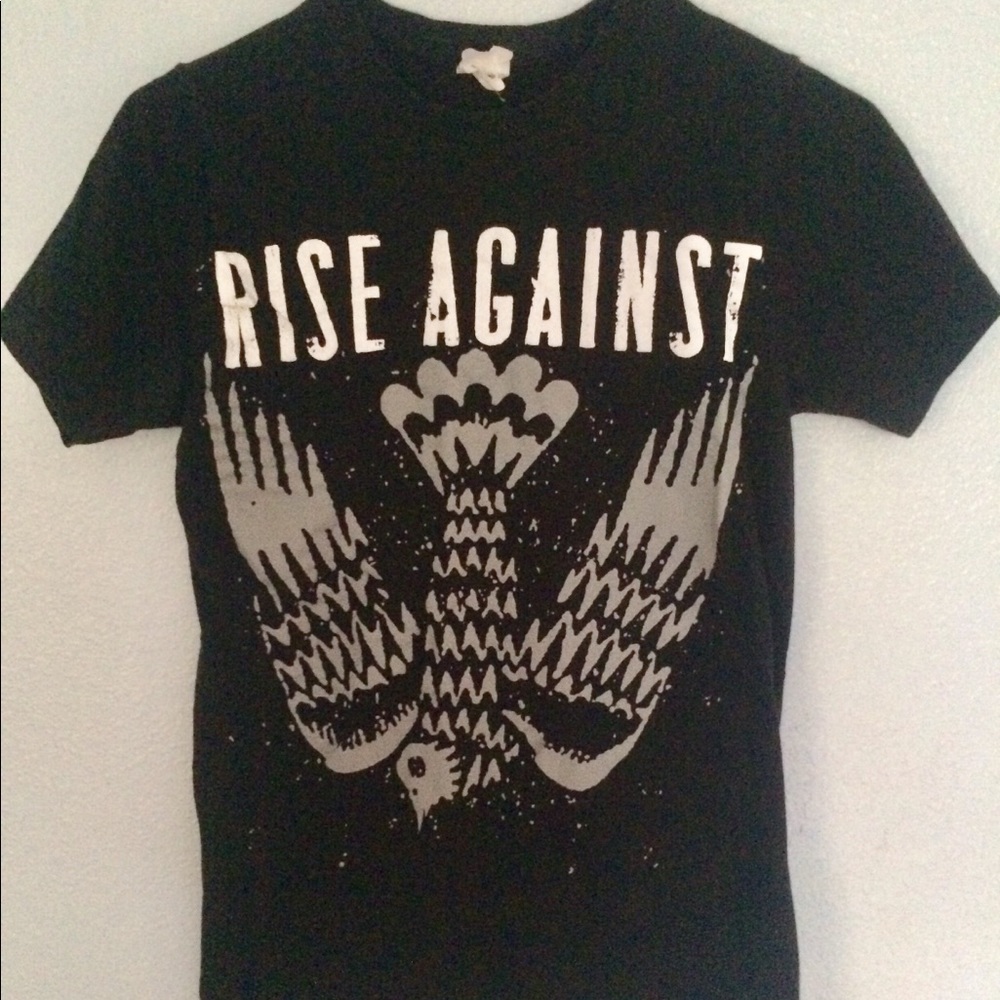 Rise Against Hot Topic band tee.